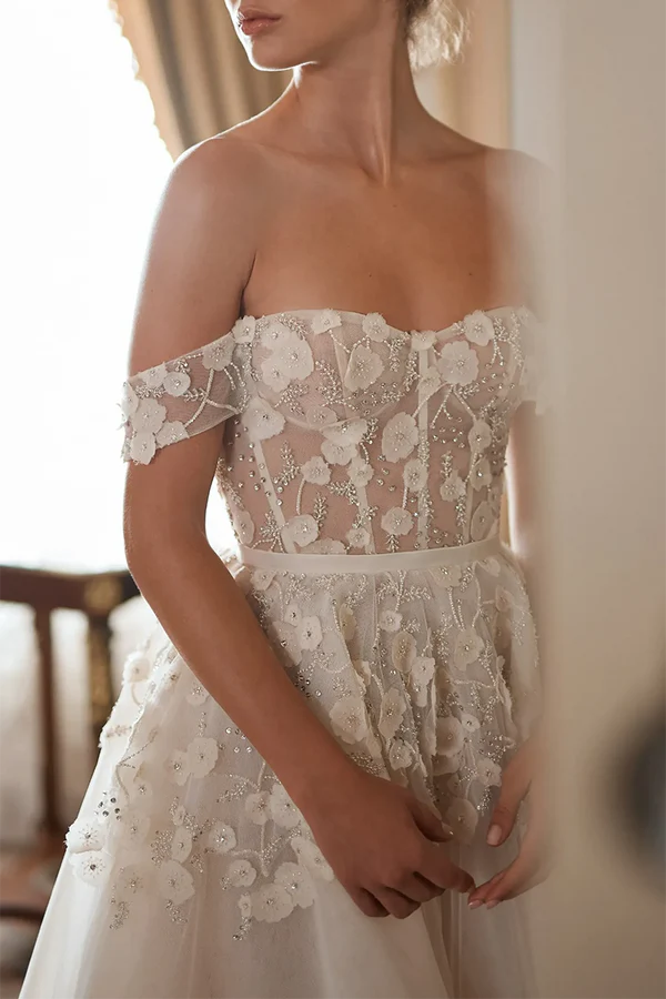 Un abito da sposa in stile country con scollo a cuore e linea dritta abbinato a uno strascico a palazzo